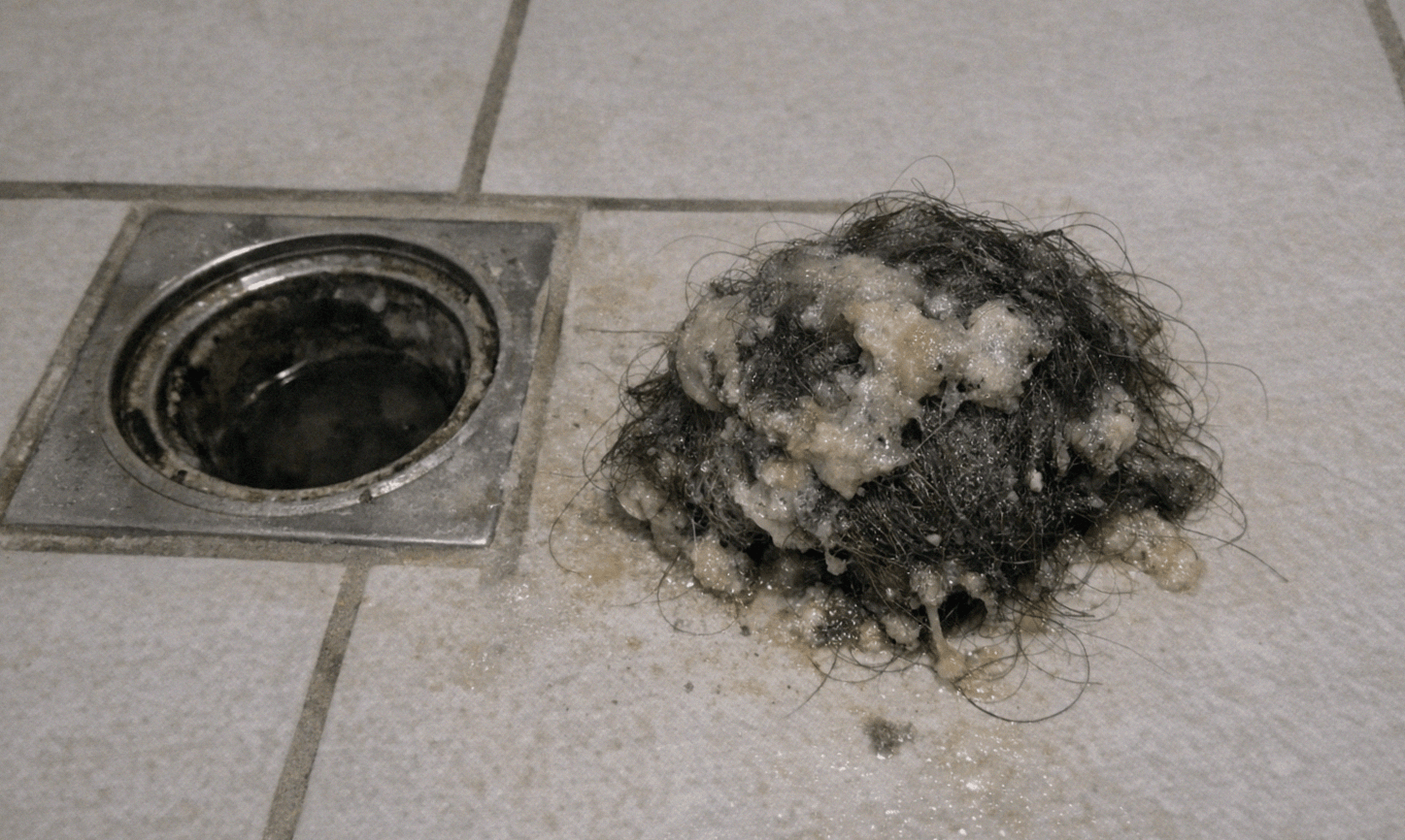 Vorher-nachher: gereinigter Duschabfluss mit sichtbar verbessertem Wasserablauf