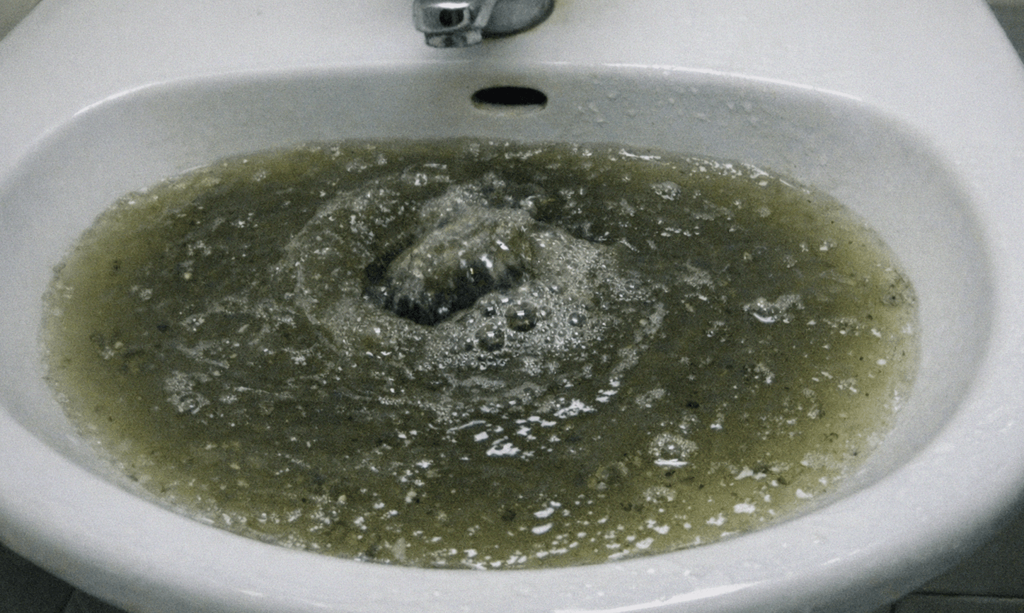 Verstopfter Küchenabfluss bei der Reinigung